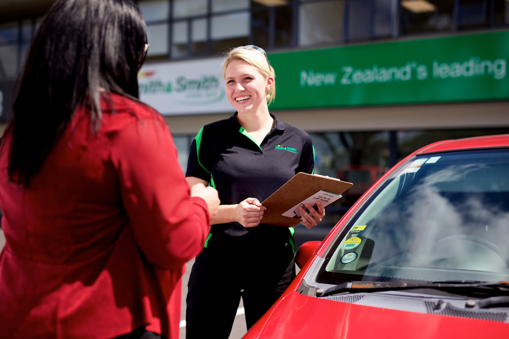 Smith&Smith® team member repairing windscreen